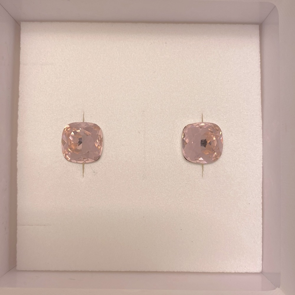 Pink stud earrings - Picture 2 of 3